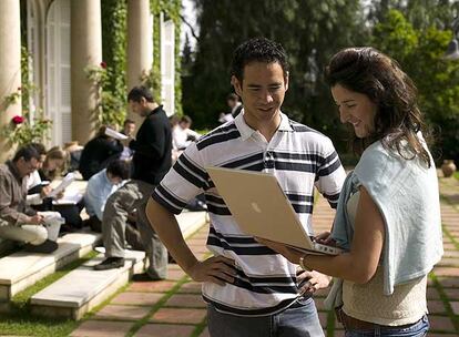 Las prestigiosas escuelas de negocio españolas, como el IESE de Barcelona, son la cantera donde las empresas buscan directivos para puestos internacionales.