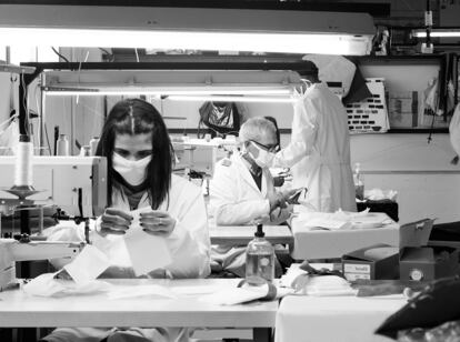 Los trabajadores d ela firma de bolsos DeMellier producen mascarillas en su fábrica de Ubrique