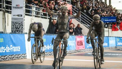 Sonny Colbrelli alza las manos tras ganar la Paris-Roubaix 2021 por delante de Mathieu Van Der Poel y Florian Vermeersch.
