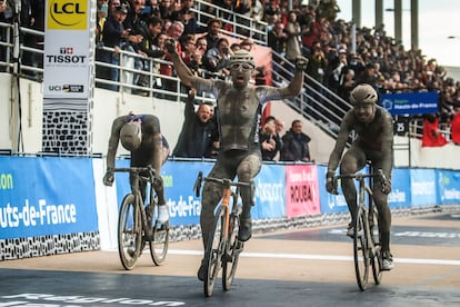 Colbrelli levanta los brazos, ganador, entre Van der Poel, a la izquierda, y Vermeersch.