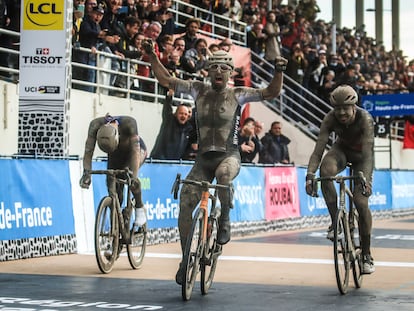 Sonny Colbrelli alza las manos tras ganar la Paris-Roubaix 2021 por delante de Mathieu Van Der Poel y Florian Vermeersch.