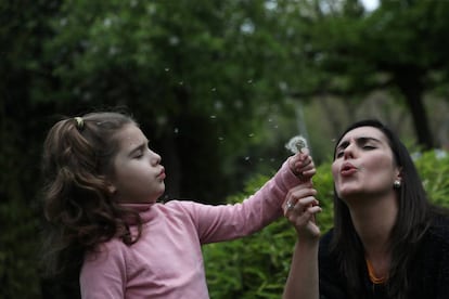 Susana Cristo Anzola juega con su hija Olivia de cuatro años y que tiene autismo en Madrid. 