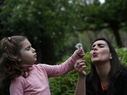 Susana Cristo Anzola juega con su hija Olivia de cuatro años y que tiene autismo en Madrid. 