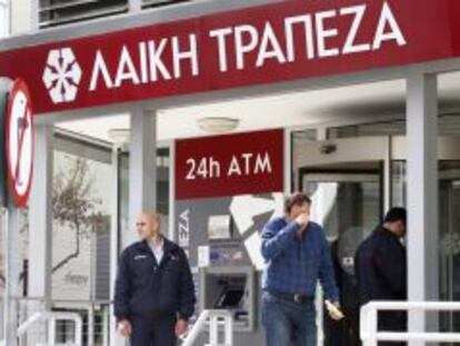 Un hombre abandona el pasado jueves una sucursal de Laiki Bank en Nicosia (Chipre).