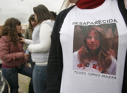 Amigos de Marta lucen camisetas con su rostro.