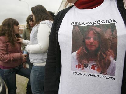 Amigos de Marta lucen camisetas con su rostro.