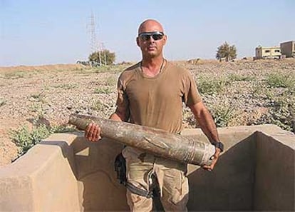 El sargento primero estadounidense Ghaleb Mikel sostiene un proyectil cerca de Balad, en el centro de Irak.