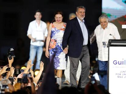 El candidato Alejandro Guillier cierra su campaña electoral en Santiago de Chile junto al expresidente uruguayo Pepe Mujica.