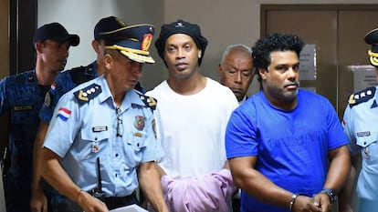 Ronaldinho aparece algemado ao lado do irmão ao chegar no Palácio da Justiça de Assunção, neste sábado.