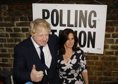Boris Johnson e sua mulher Marina, após votar a favor do Brexit.