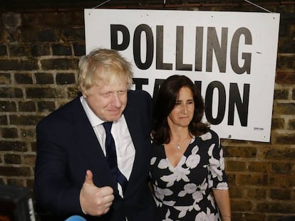 Boris Johnson y su mujer Marina, tras votar a favor del Brexit