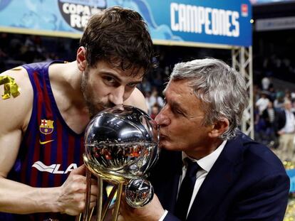 Tomic y Pesic, capitán y entrenador del Barcelona respectivamente, besan el trofeo del campeón de la Copa.
