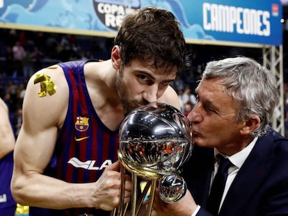 Tomic y Pesic, capitán y entrenador del Barcelona respectivamente, besan el trofeo del campeón de la Copa.