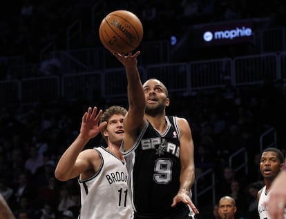 Tony Parker, de San Antonio, hace una bandeja ante Brook Lopez, de los Nets.