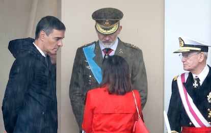 La ministra de Defensa, Margarita Robles, conversa con el presidente del Gobierno, Pedro Sánchez, y el jefe del Estado, Felipe VI.