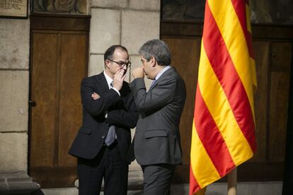 Jordi Turull (esquerre) i Francesc Homs, xiuxiuegen durant l'acte.