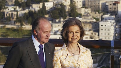 El rey Juan Carlos I y la reina Sofía, durante su visita a Amán (Jordania), el 25 de abril de 2006.