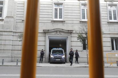 Los presos independentistas entrando en el Supremo en furgones de la policía nacional.