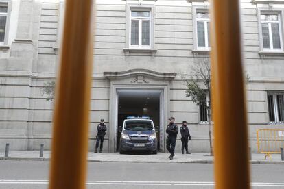 Los presos independentistas entrando en el Supremo en furgones de la polic&iacute;a nacional. 