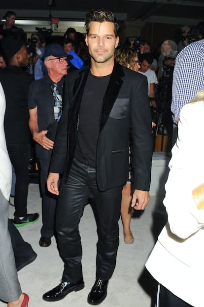 Ricky Martin llegó de negro riguroso para ver el desfile de Marc Jacobs.