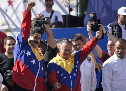 Nicol&aacute;s Maduro, a la izquierda, y Diosdado Cabello