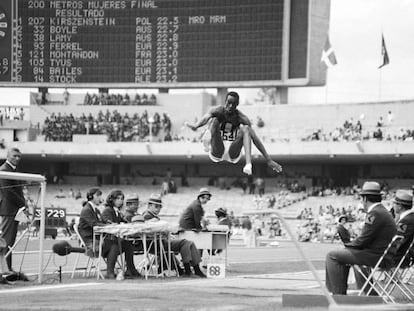 El salto récord de Bob Beamon.