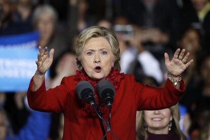 La candidata demócrata, Hillary Clinton, habla durante un evento de campaña en Cincinnati, Ohio, el 31 de octubre.
