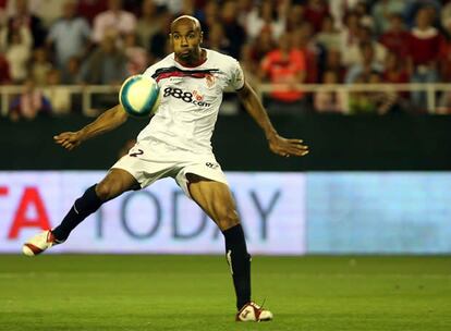 Cuando pasaban tres minutos del tiempo reglamentario Kanouté ha puesto el definitivo 3-1 en el marcador. El africano sigue a Van Nistelrooy en la carrera por hacerse con el pichichi.