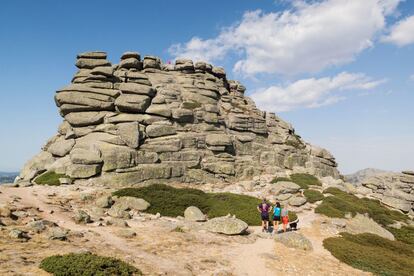 Esbeltos cuchillos cortan el firmamento de Madrid, como la plácida estampa de un gran dragón durmiente. Los Siete Picos son una de las formaciones más singulares de la sierra de Guadarrama y componen una línea de cumbres de granito que se elevan sobre los 2.000 metros, excelente reclamo para las actividades en familia. La senda de montaña, marcada con hitos de piedra, sube primero al pico oriental (2.138 metros), el más elevado de los siete, y recorre la “cresta del dragón” hasta enlazar con el camino de regreso al puerto de Navacerrada.