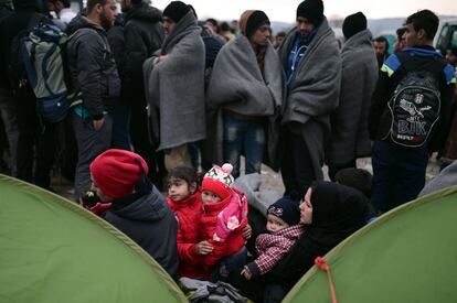 Migrantes y refugiados esperan a que las fronteras se abran en la frontera entre Grecia y Macedonia , cerca de la localidad griega de Idomeni.