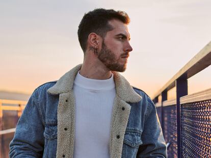 Artículo de EL PAÍS Escaparate que describe una selección de chaquetas vaqueras 'vintage' para hombre en oferta
