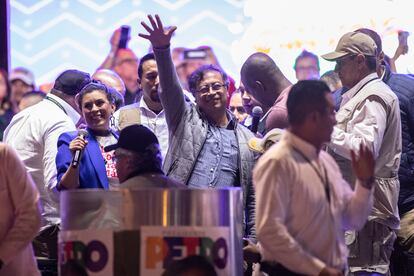 Gustavo Petro, candidato a la presidencia de Colombia, saluda a sus seguidores durante su cierre de campaña, en la Plaza de Bolívar, en Bogotá, 22 de mayo de 2022.