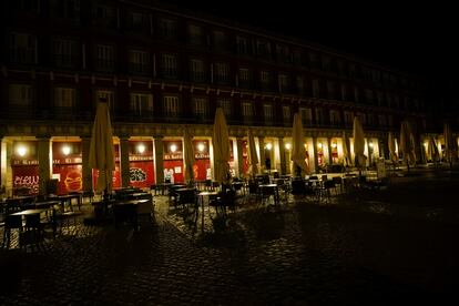 La plaza Mayor de Madrid, desierta anoche, al inicio del toque de queda.