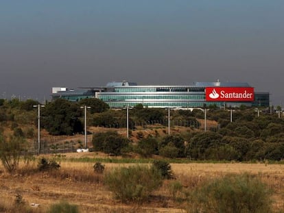 Exterior de la sede de Banco Santander, en Boadilla del Monte (Madrid).