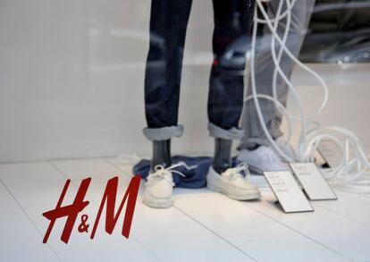 Detalle de un escaparate de una tienda de H&amp;M. 