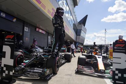 Lewis Hamilton celebra la 'pole' obtenida en el circuito de Silverstone.