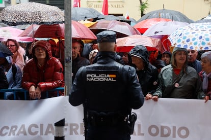 Militantes de las agrupaciones socialistas de toda España han comenzado a llegar desde primera hora de la mañana a las inmediaciones de la sede del PSOE, en la calle Ferraz, de Madrid.