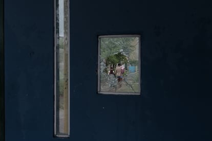 La puerta de entrada de una de las escuelas de las hijas de Priscilla, con el vidrio roto por un disparo.