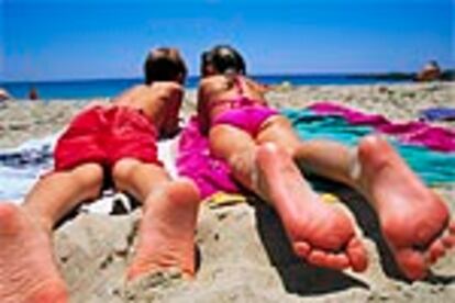 El turismo de sol y playa es el que cuenta con más ofertas para este julio y agosto. Algunos paquetes a Baleares y Canarias han bajado hasta un 52% con respecto al verano pasado.