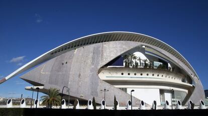 Los trabajos de retirada del pavimento que recubría la cúpula de acero del Palau de les Arts han llegado a su fin. La Generalitat decidió eliminar todo el ‘trencadís’ del edificio diseñado por el arquitecto Santiago Calatrava después de que, tras el abombamiento del pavimento, se produjeran desprendimientos que llevaron a tomar la decisión de cerrar el acceso a los espectadores.