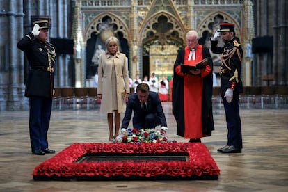 Macron deposita una corona de flores en la Tumba del Soldado Desconocido, este martes en la Abadía de Westminster en Londres.