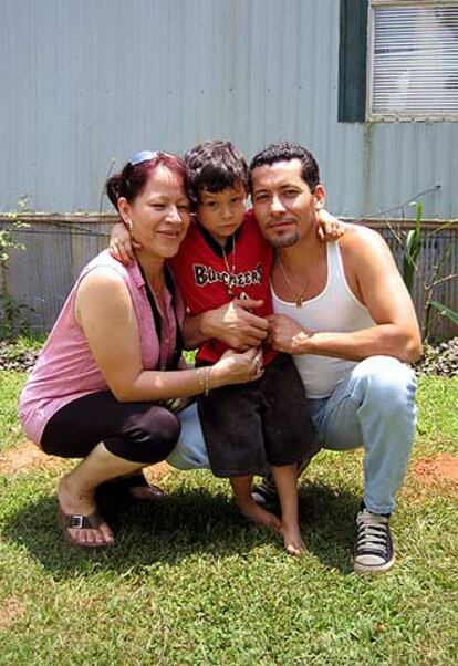 Martín Ibarra, junto a su esposa, Maricela, y el hijo de ambos, Jonathan, inmigrantes mexicanos en Alabama.