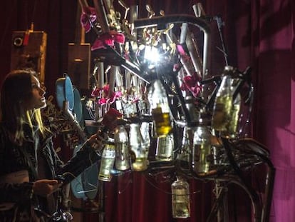 Uno de los instrumentos musicales creados por CaboSanRoque que se pueden ver en el Arts Santa Mònica de Barcelona.