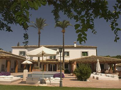 La terraza y la piscina de Mas de Canicattí, en Vilamarxant (Valencia), se abren a las colinas de naranjos en la finca del hotel.