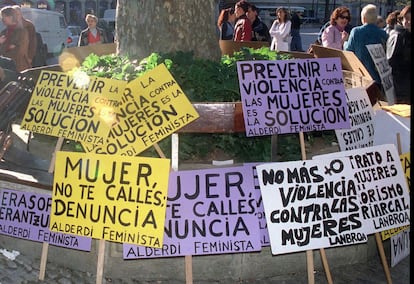 <p>Los juzgados de violencia contra la mujer, inaugurados un año atrás, están sobrecargados de trabajo. Los 437 juzgados atendieron más de 120.000 denuncias, y solo 17 de ellos se dedicaban exclusivamente a violencia de género. El resto también debía abordar otros temas que les llegaban. Los jueces pedían ya entonces más medios y algunos cambios para que todo fuese más efectivo. Siguen haciéndolo a día de hoy.</p><p>En la imagen, carteles de una manifestación en Bilbao contra la violencia celebrada el 16 de mayo de 2006.</p>