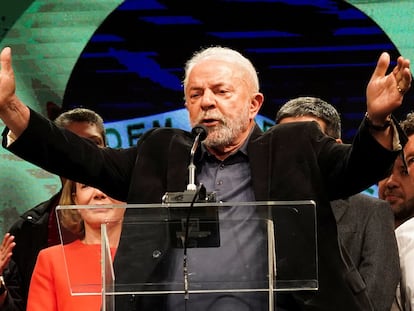 Lula da Silva se dirige a sus seguidores después de conocer los resultados de las elecciones en Brasil.