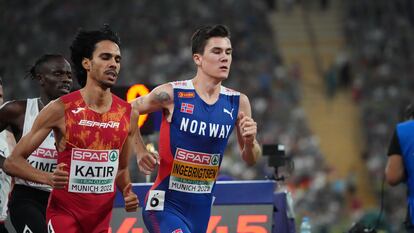 Mohamed Katir y Jakob Ingebrigsten, durante la final de 5.000m.