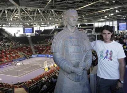 Nadal posa ante la estatua que le carazteriza como guerrero de Xian.