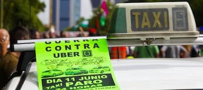 Una octavilla en una protesta contra la aplicaci&oacute;n Uber en Madrid.