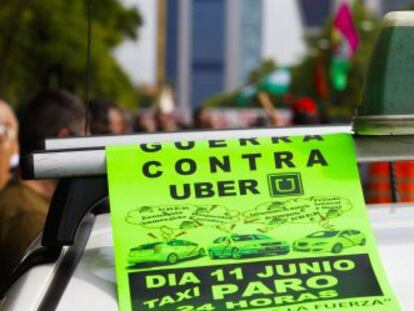 Una octavilla en una protesta contra la aplicaci&oacute;n Uber en Madrid.